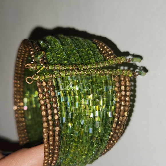 Vintage green beaded bronze beaded edge cuff - Picture 4 of 12
